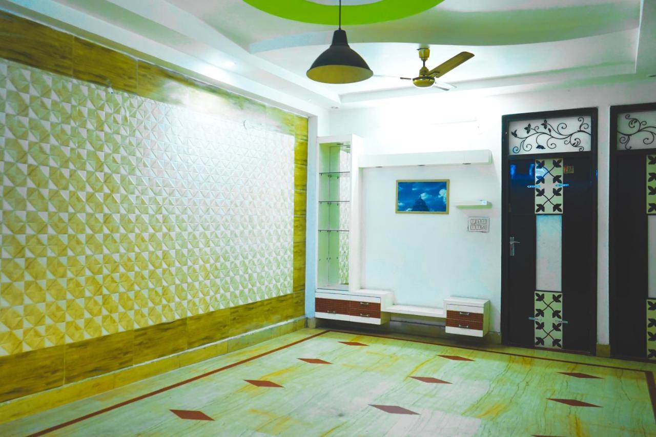Hotel Roomshala 124 Royal Rohini - Sector 16 New Delhi