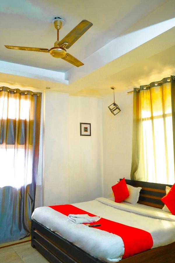 Roomshala 124 Royal Rohini - Sector 16 3* New Delhi