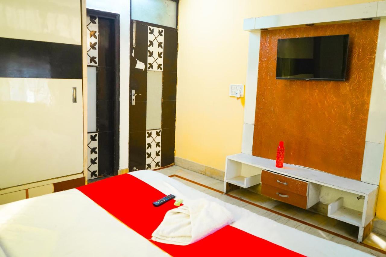 Hotel Roomshala 124 Royal Rohini - Sector 16 New Delhi