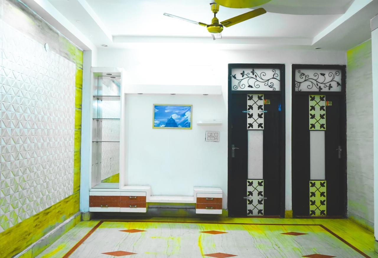 Roomshala 124 Royal Rohini - Sector 16 3*